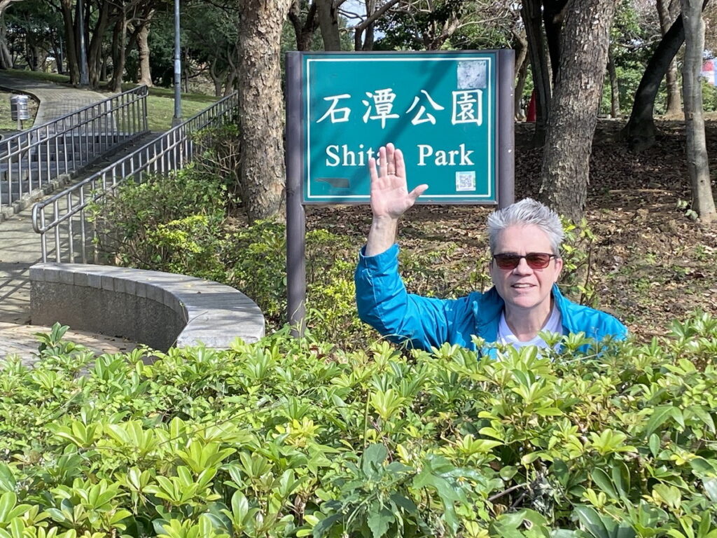 與其他脫口秀演員最大差異在於,三八弟堅持不講低俗噁心的笑話,幽默風趣的他,更常透過自嘲帶給觀眾歡樂。