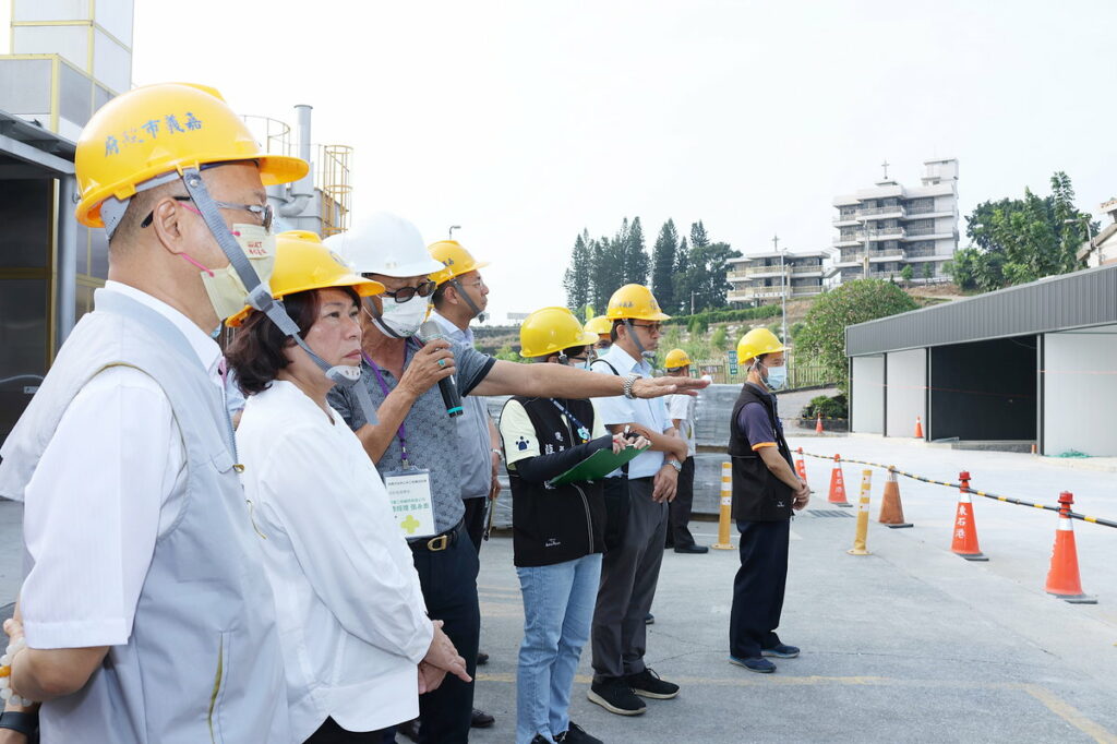視察6間臨時禮廳興建狀況