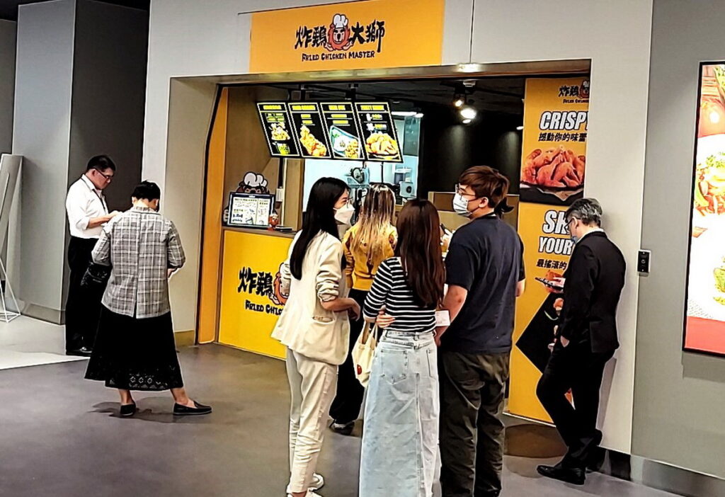 ▲K區地下街排隊美食名店「炸雞大師」歡慶新開幕暨雙11購物節,推出三波優惠大特價。