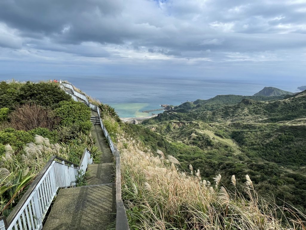 報時山步道是九份山城輕鬆賞芒花首選步道。（圖/新北市政府提供）