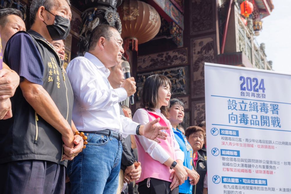 《圖說》國民黨總統參選人侯友宜今日至彰化溪湖福安宮參拜，並發布治安政策，宣示將設立緝毒署，向毒品開戰。〈侯競總提供〉