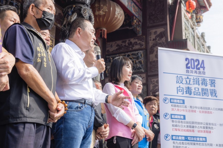 侯友宜9日在溪湖福安宮前發布治安政策