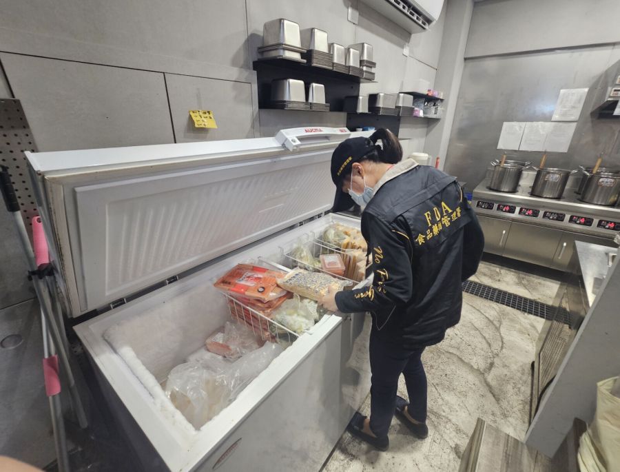 輕食不老實!全台稽查爆「粉、醬」逾期一年照用 大比目魚混充鱈魚 206 輕食不老實!全台稽查爆「粉、醬」逾期一年照用 大比目魚混充鱈魚 205