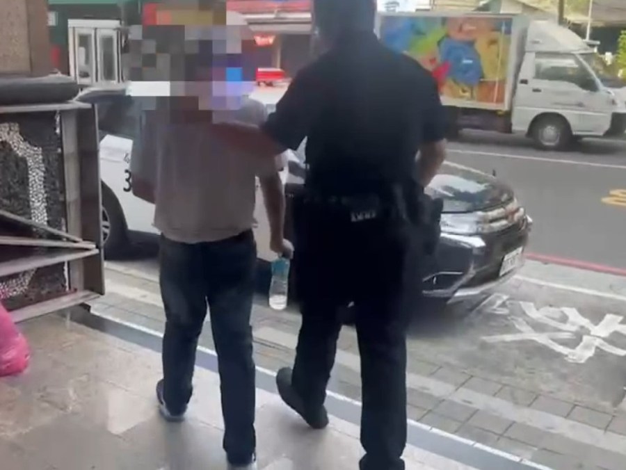 路人抬腳假動作嚇騎士 43歲男觸法被逮辯為路權做實驗 246 cnews204231109a02