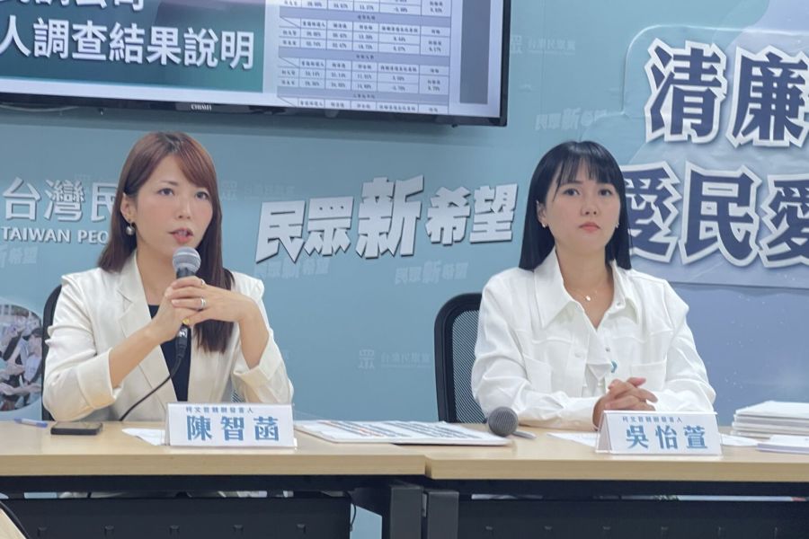 藍質疑柯民調沒兩人並列 陳智菡酸侯沒自信:沒柯選不下去? 234 柯文哲競辦發言人陳智菡、吳怡萱。(方炳超攝)