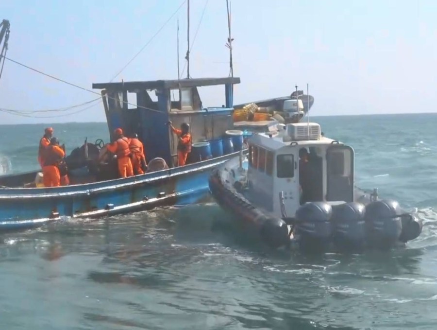 中國漁船越界捕撈 雙艇包夾逮3船員查獲雜魚26公斤 222 cnews204231109a10