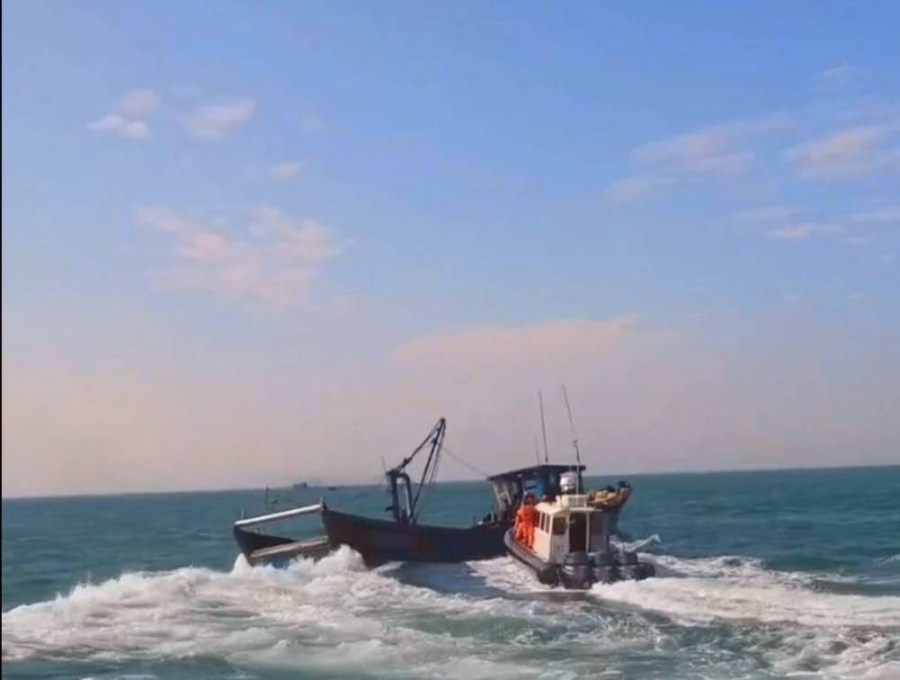 中國漁船越界捕撈 雙艇包夾逮3船員查獲雜魚26公斤 224 cnews204231109a08