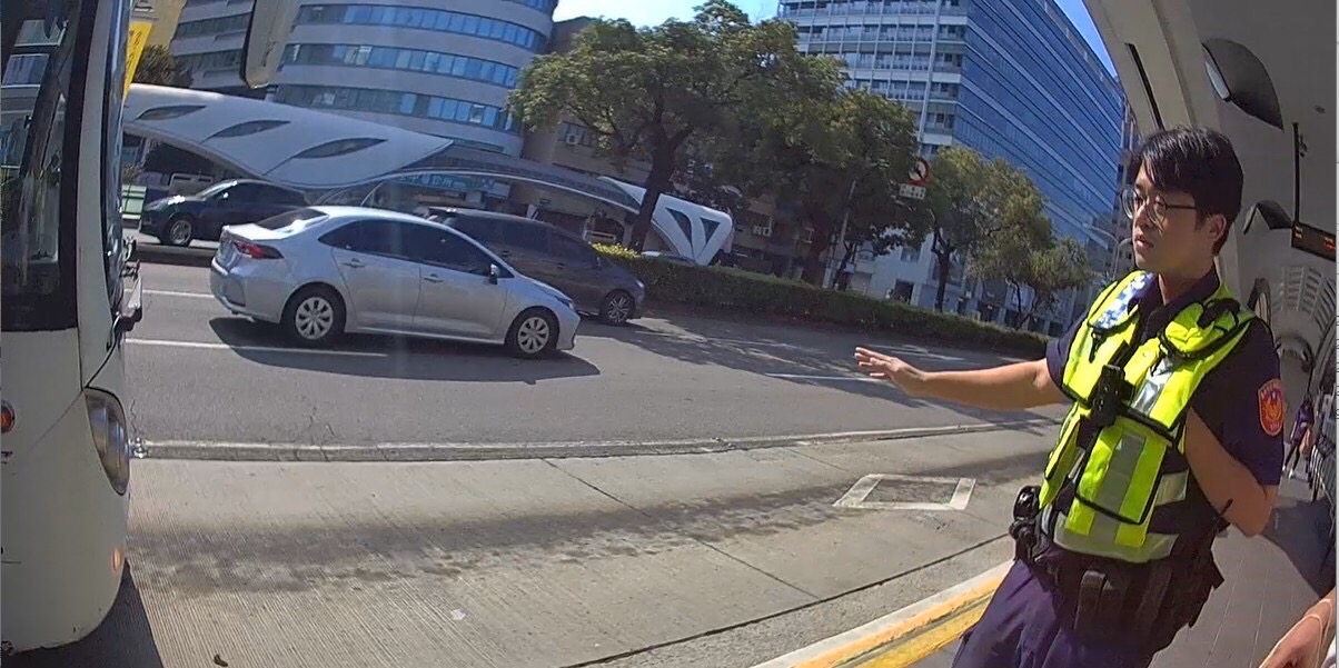 江育呈警員陪同林姓留學生前往對向站牌攔車，最終成功在公車上找回了遺留的行李箱。（圖/記者江雁武翻攝）