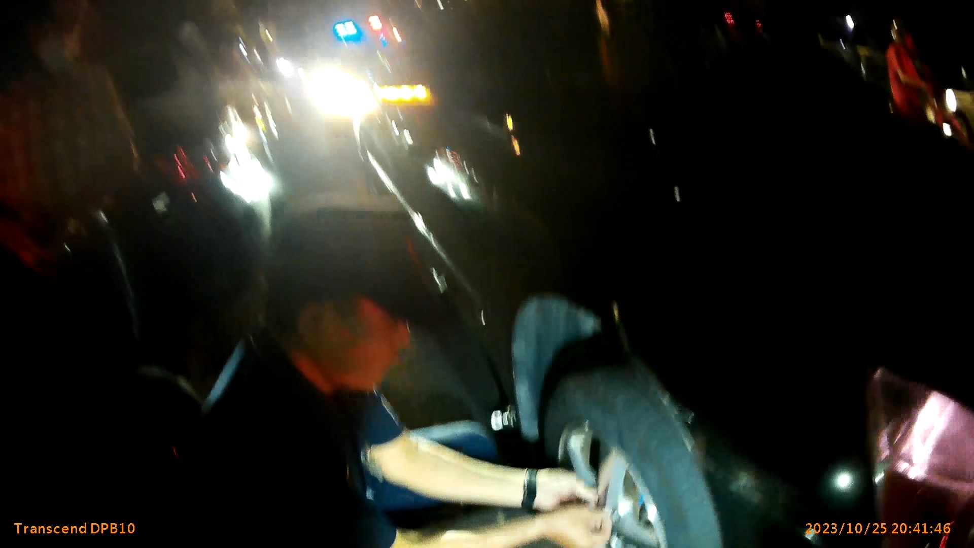 簡益祥巡佐當場用專業技巧將備胎更換上，確保車輛能夠繼續行駛後協助老翁安全返回家中。（圖/記者江雁武翻攝）