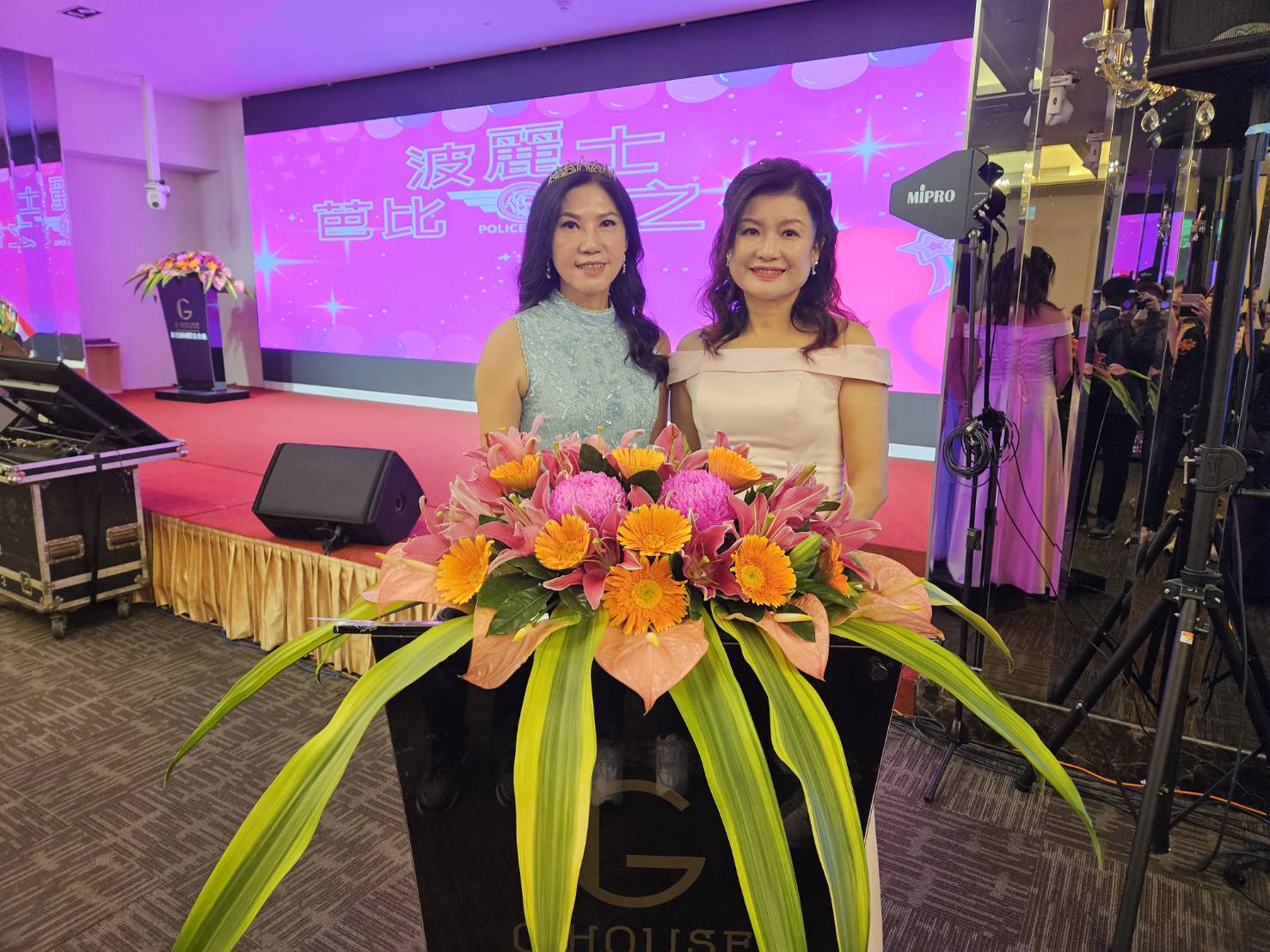 陳路得(圖右)及高月珠(圖左)兩位智慧與美麗兼具的獅友擔任司儀,妙語如珠、氣氛熱烈。(記者 趙靜姸攝)