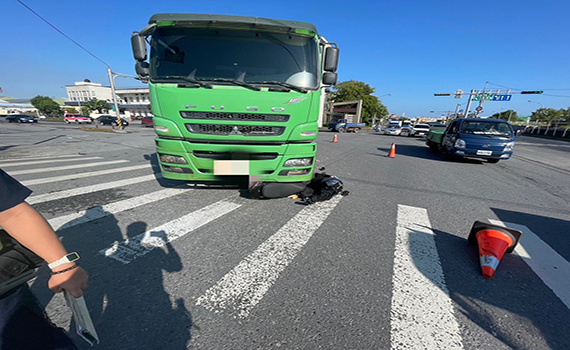 與新澳隧道連環車禍肇事車輛同屬一家公司  砂石車撞機車情侶共赴黃泉