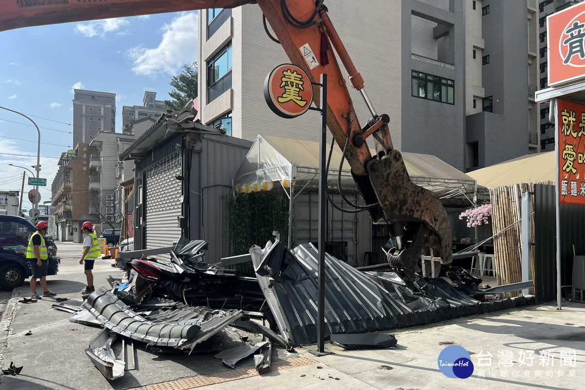 桃園市政府建管處派出怪手強制拆除住宅區擾鄰違規酒吧。<br /><br /> <br /><br /> 