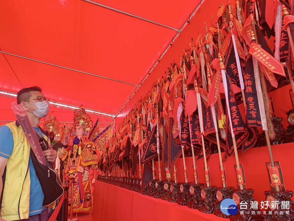 全台五百黑令旗回受天宮謁祖。(記者扶小萍攝)