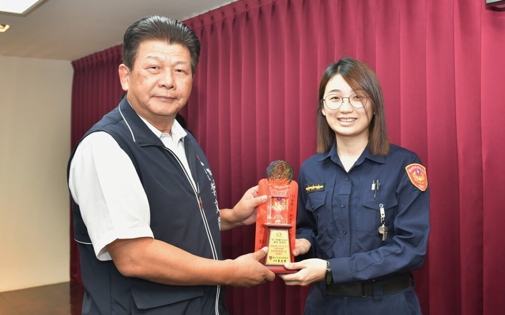 ▲圖說:繼中所警員曾筱婷獲頒「112年7至9月份受理民眾報案服務態度績優人員」獎 (圖/台中市政府提供)