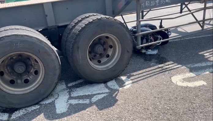 機車停貨櫃場門口待轉遭曳引車捲進車底 騎士神反應跳車躲過死劫 61 高雄,車禍,曳引車,機車,內輪差