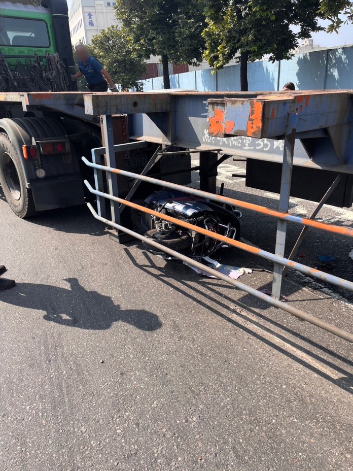 機車停貨櫃場門口待轉遭曳引車捲進車底 騎士神反應跳車躲過死劫 60 S 2548220 0 | 社會 社會 記者爆料網
