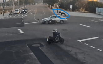 (撞擊畫面曝光)台中自小客車機車相撞騎士撞飛受傷 兩車均違規 60 2023 11 10 144824 | 社會 社會 記者爆料網