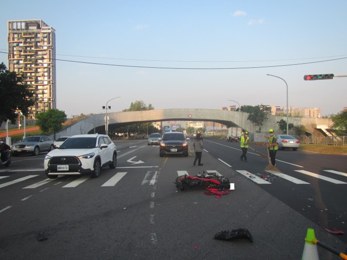 (撞擊畫面曝光)台中自小客車機車相撞騎士撞飛受傷 兩車均違規 57 2 | 社會 社會 記者爆料網