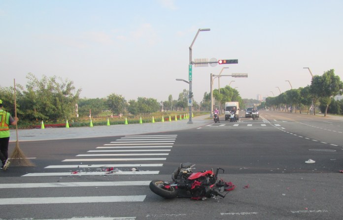 (撞擊畫面曝光)台中自小客車機車相撞騎士撞飛受傷 兩車均違規 59 | 社會 社會 記者爆料網