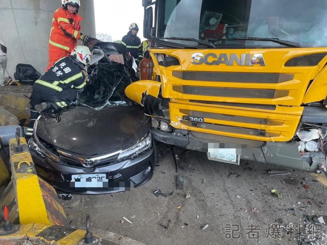 平鎮1轎車迴轉撞大貨車 4人一度受困波及3台違停卸貨瓦斯車 61 399771883 10160054461309891 3589587945807248149 n | 社會 社會 記者爆料網