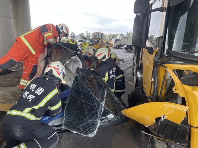 平鎮1轎車迴轉撞大貨車 4人一度受困波及3台違停卸貨瓦斯車 58 399589540 10160054461194891 5349256199042395751 n | 社會 社會 記者爆料網