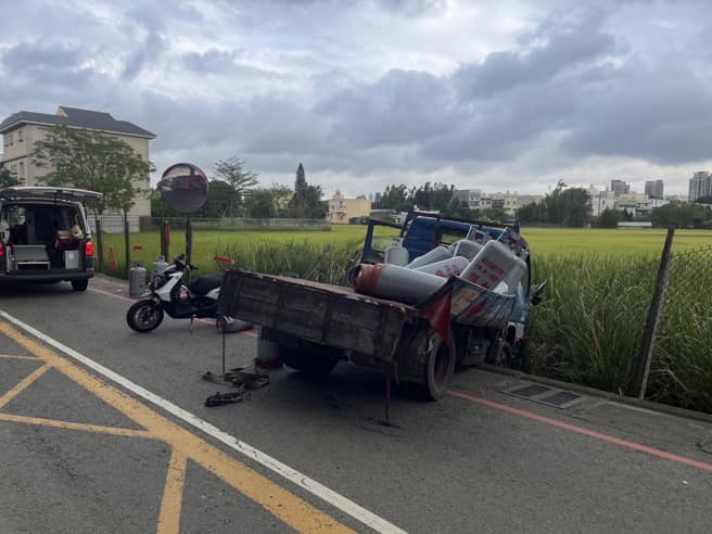 平鎮1轎車迴轉撞大貨車 4人一度受困波及3台違停卸貨瓦斯車 59 401056519 10160054461219891 3802687468626090483 n | 社會 社會 記者爆料網