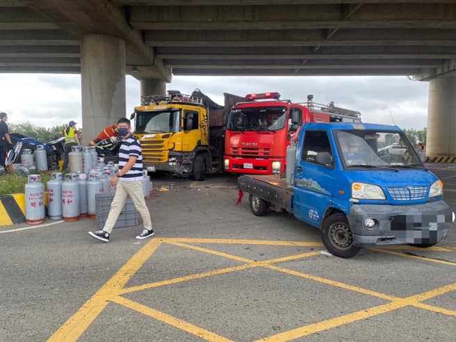 平鎮1轎車迴轉撞大貨車 4人一度受困波及3台違停卸貨瓦斯車 60 399672141 10160054461269891 7842981059634690573 n | 社會 社會 記者爆料網