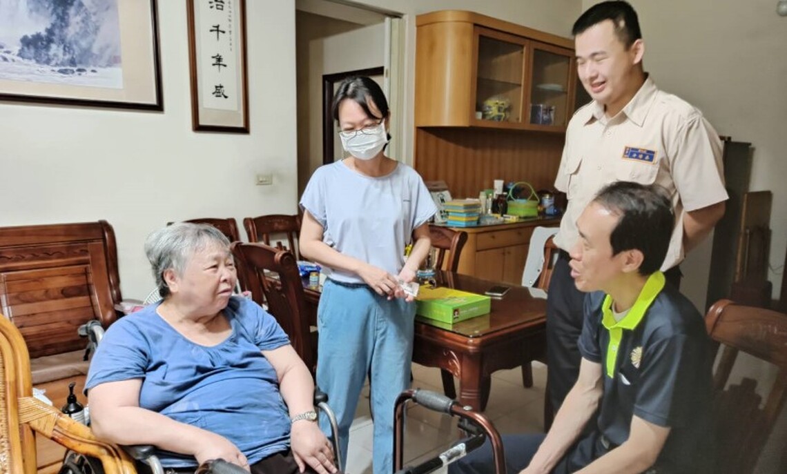 高雄市榮服處關懷榮民(眷)致贈養生食品