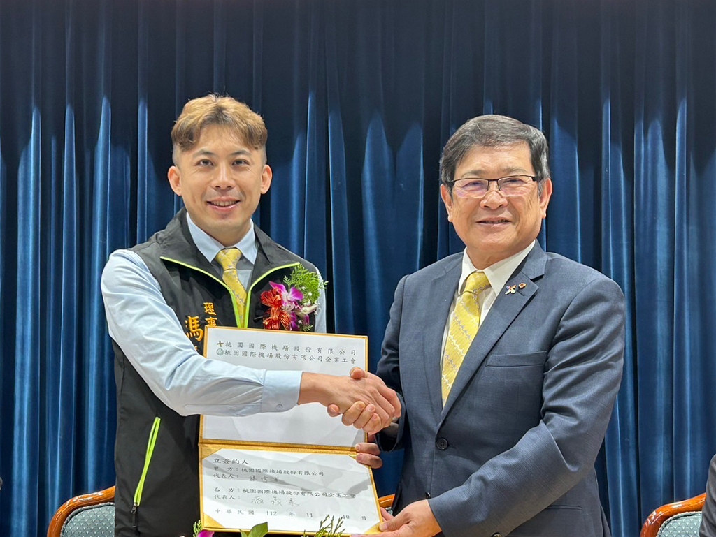 勞資和諧雙贏再啟新頁，機場公司與企業工會續簽團體協約。(右)機場公司董事長楊偉甫、(左)機場公司工會理事長馮義東（圖：桃園機場公司）