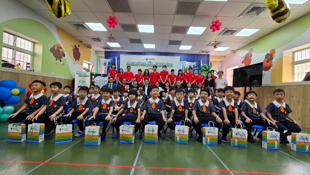 新北營運處與奇異鳥美語幼兒學園攜手共同推廣數位學習頒獎合照