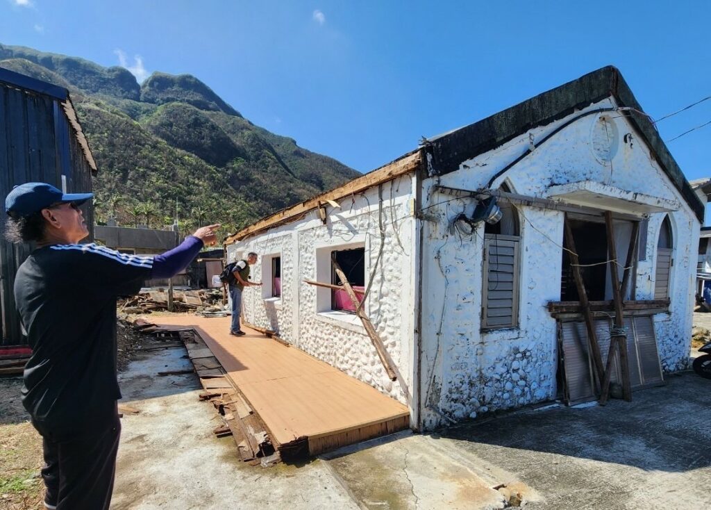 芥菜種會創辦人孫理蓮宣教士創建的朗島教會,目前是蘭嶼醫療站、部落教會事工與長者關懷據點執行場域,在小犬風災中受到嚴重的侵襲和毀損。(芥菜種會提供)