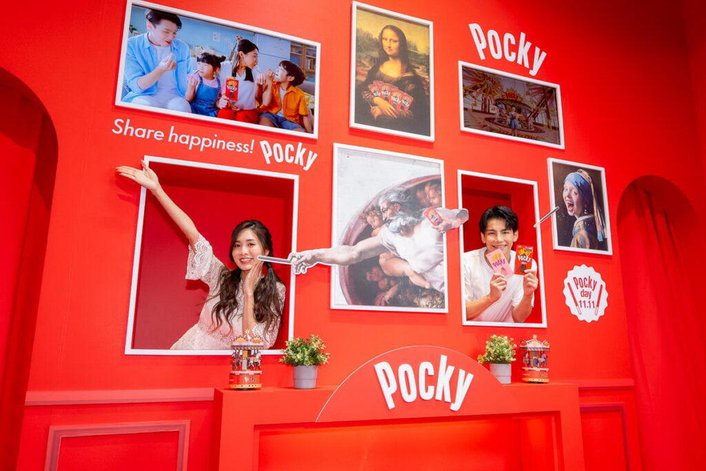 「奇幻客廳」有溫暖的Pocky壁爐及Pocky 世界名畫,還有超好玩的互動相框(照片提供:格力高台灣)
