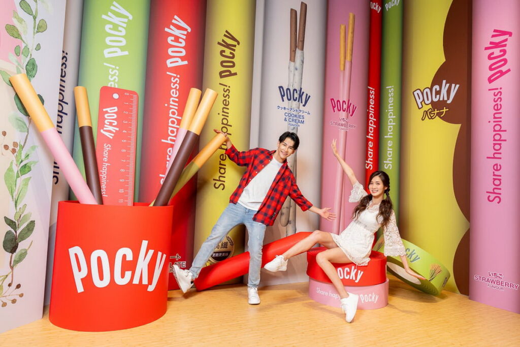 「巨人書房」裡的Pocky書本、紙膠帶、筆筒等巨造型裝飾物,讓人相機咔擦咔擦拍不停(照片提供 :格力高台灣)