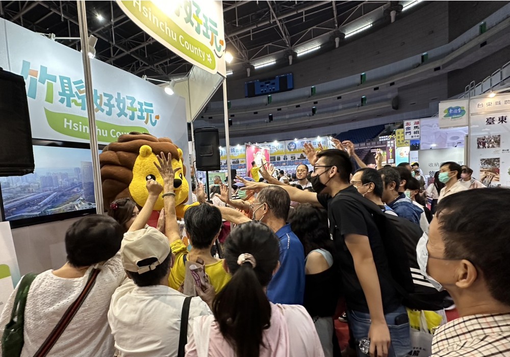 高雄巨蛋冬季旅展民眾熱烈參與。(圖/新竹縣政府提供)