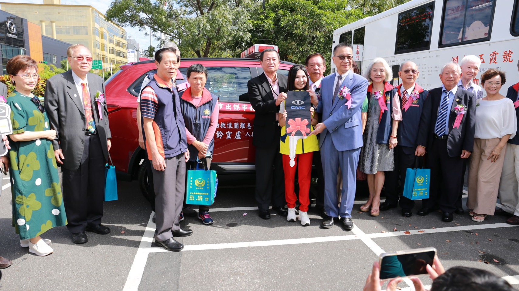 亞太急難關懷救助協會盧宜鈴老師（圖中黃衣）捐贈消防警備車為台北市消防提升救災能量，前內政部長徐國勇（盧宜鈴右）也到場致詞。（圖／亞太急難關懷救助協會 提供）