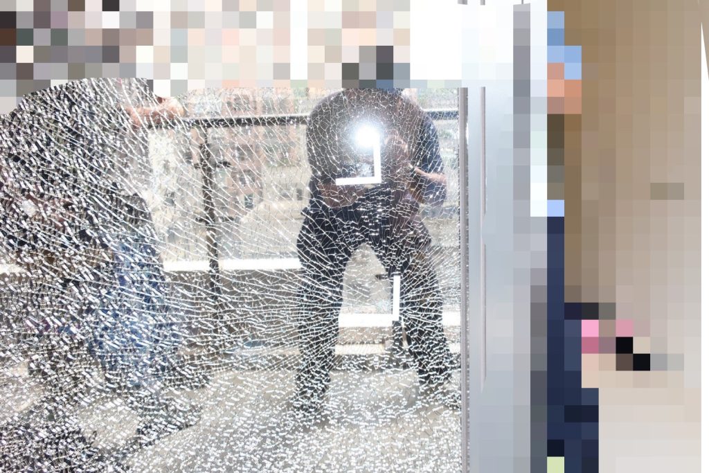 警方依射擊角度及距離分析，鎖定疑似擊發地點住宅。(記者宋紹誠翻攝)