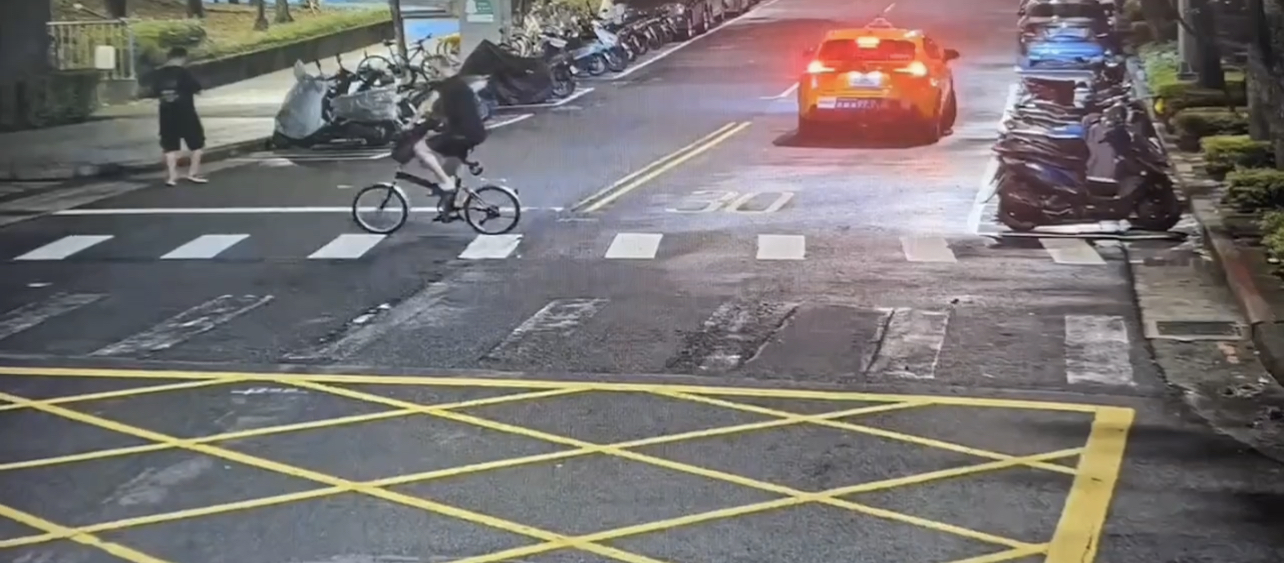 犯嫌出現街頭。(記者薛秀蓮翻攝)