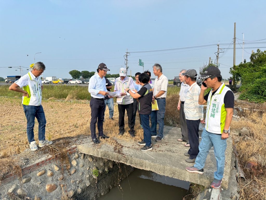 劉建國實地會勘農水路狀況。(記者林金聖翻攝)