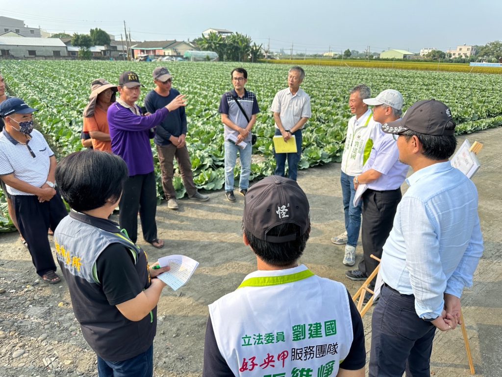 劉建國聽取農民鄉親代表需求。(記者林金聖翻攝)