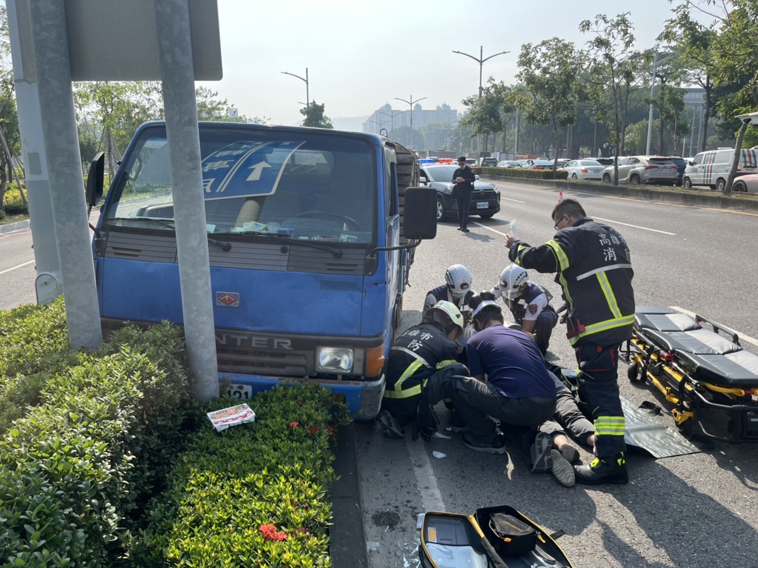 自小貨車自撞分隔島 左營警火速到場 傷者送醫努力急救中