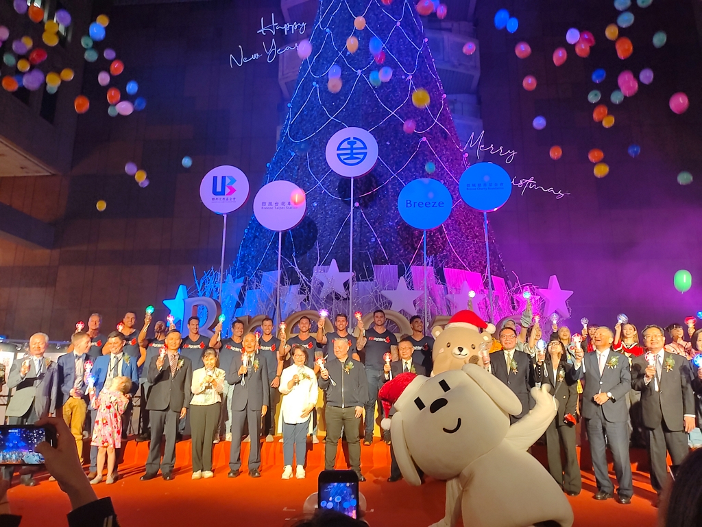 臺北車站打造室內最高聖誕樹 點燃無限的希望（圖：交通部臺鐵局）