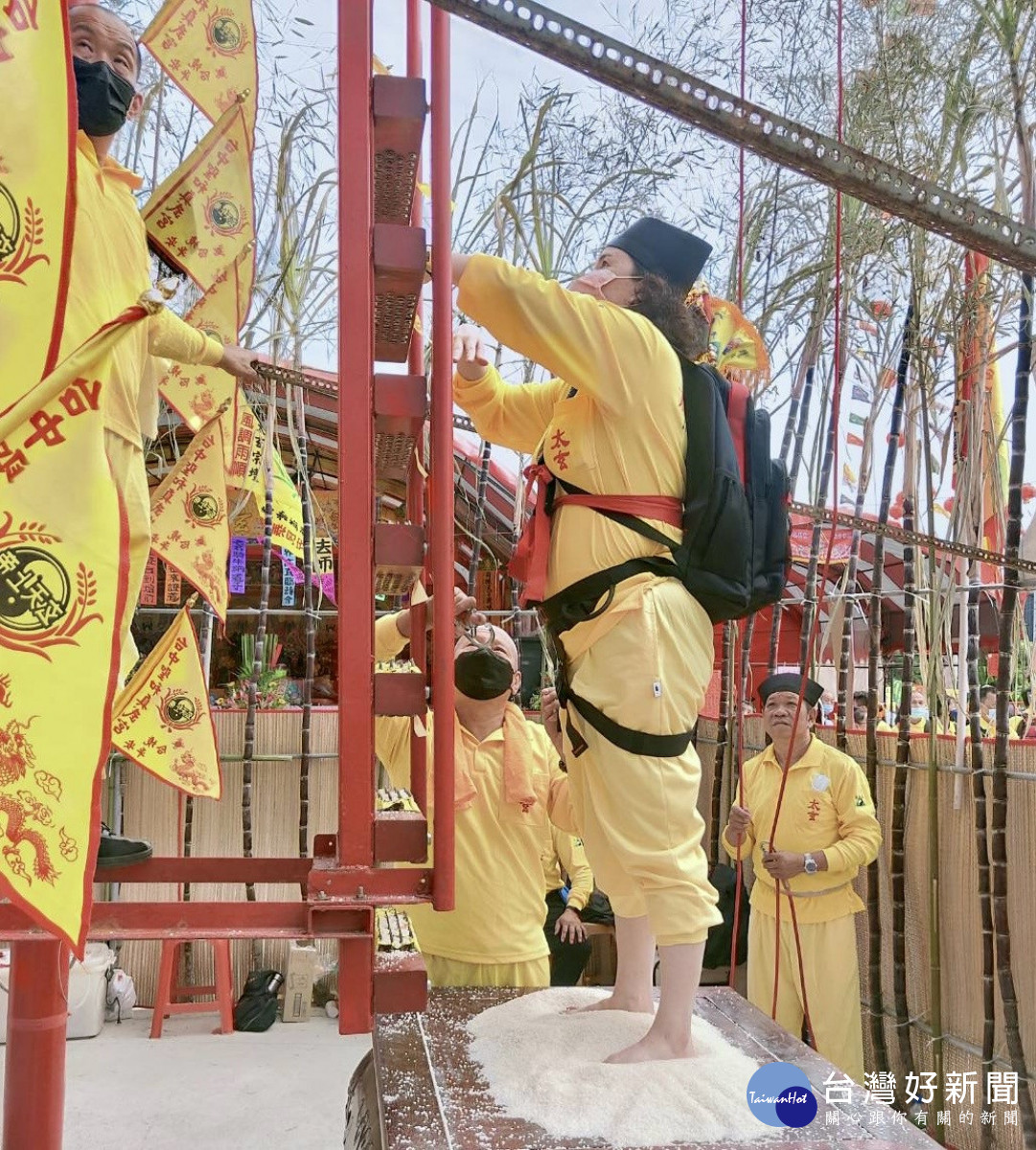 蕭晏渝接棒主持上登108層刀梯法師武考醮會。蕭晏渝提供