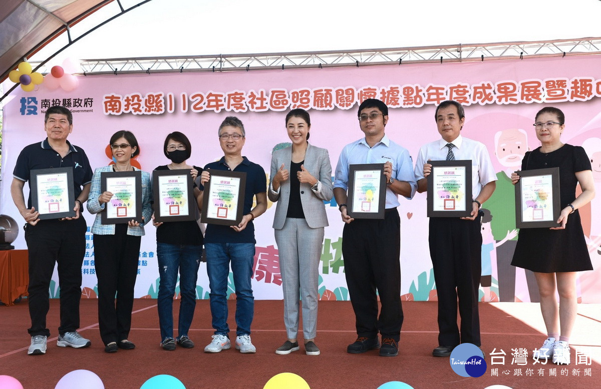 許縣長贈感謝狀予支持的企業。(縣府提供)