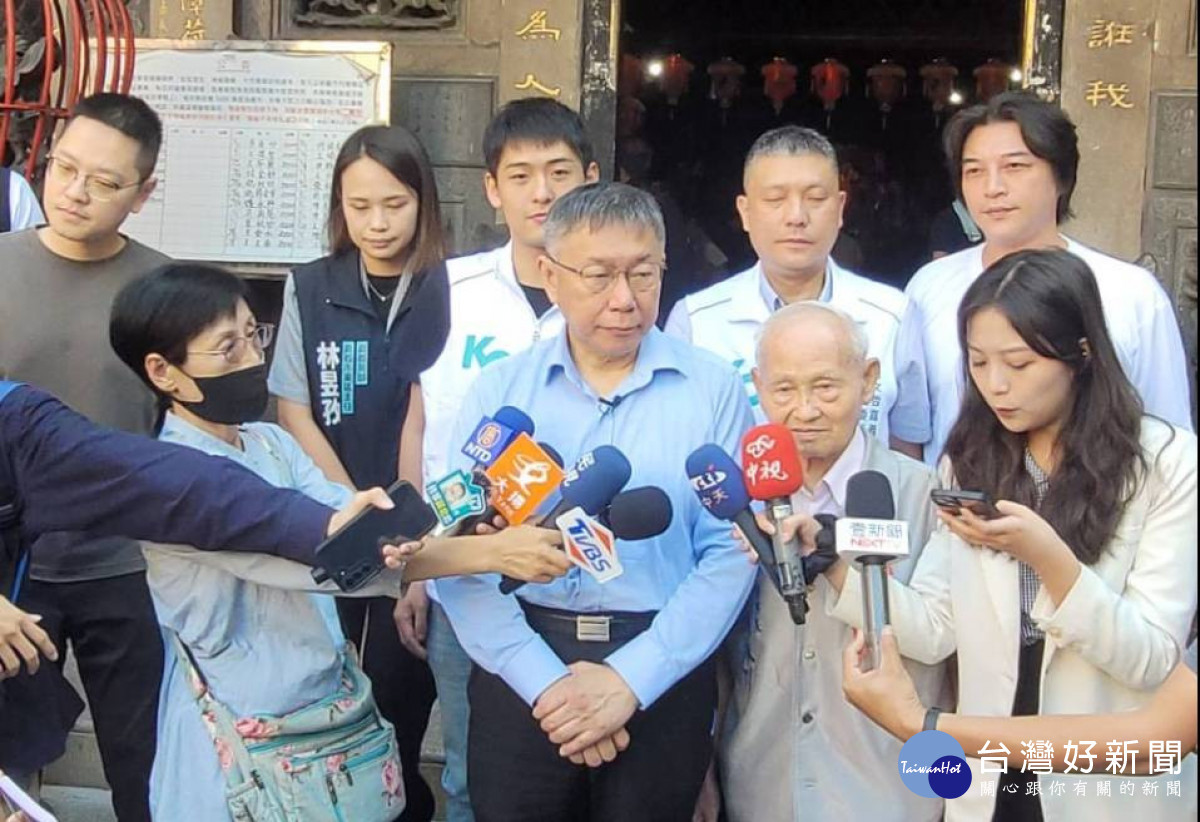 台灣民眾黨總統參選人柯文哲今天到嘉義市城隍廟參拜／陳致愷攝影