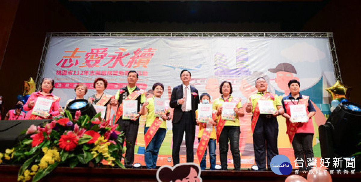 市長與受獎者合影。