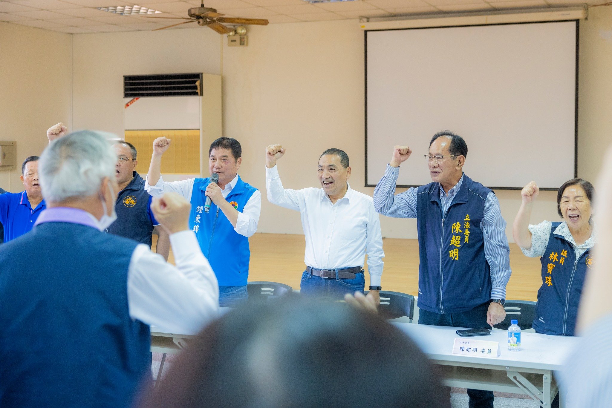國民黨總統參選人侯友宜(白襯衫者)日前到苗栗參加座談,縣長鍾東錦(淺藍色背心者)力挺支持。翻攝侯友宜臉書
