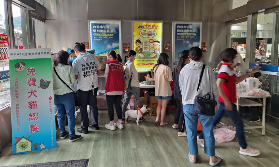 圖／新北市政府動保處分別於11月11日在新店家樂福及12日於疏洪蘆堤公園五方福德宮附近，舉辦愛心認養會。（圖／新北市政府動保處提供）