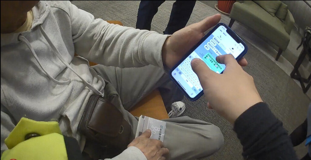 ▲圖說：員警耐心說明網路愛情詐騙案例，並透過回播電話戳破詐騙謊言 （圖／台中市政府提供）
