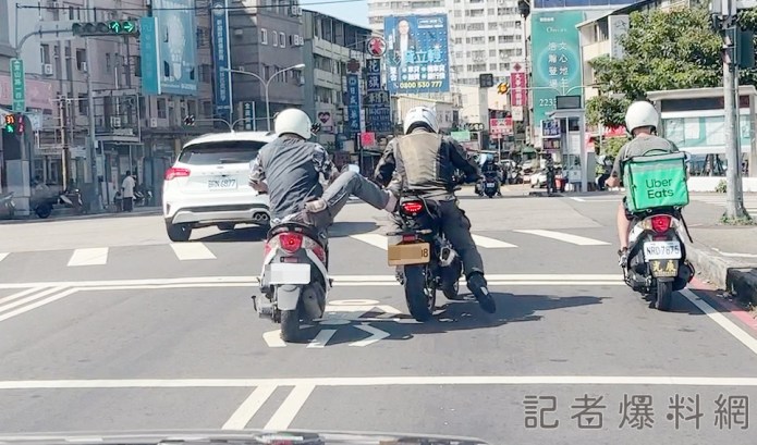 獨家/黃牌重機拋錨 「給你一腳好上路」 61 1 31 | 社會 社會 記者爆料網