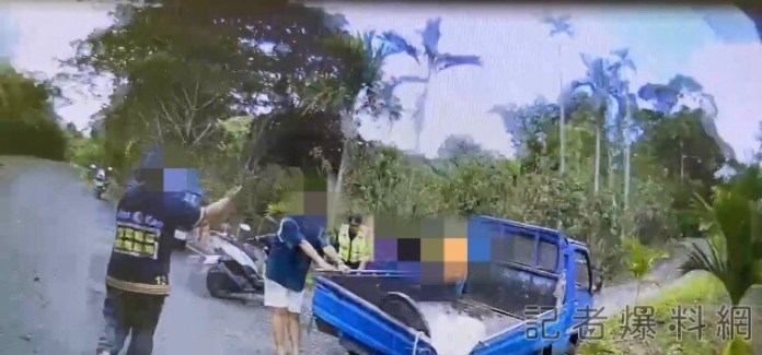 6旬老婦駕小貨車卡山溝 六龜警即刻救援 61 IMG 8033 | 社會 社會 記者爆料網